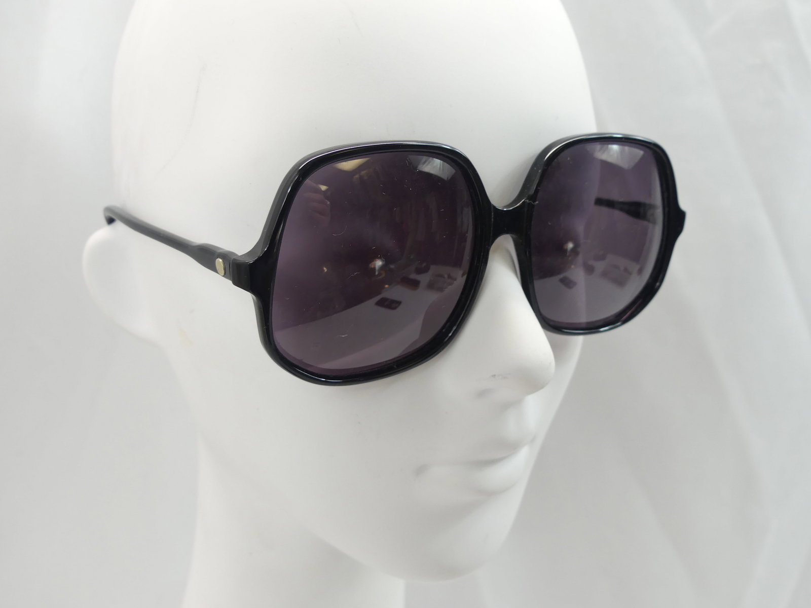 Vintage Color in Optics, Sanford Hutton Sun Glasses: good condition, with original bag holder, see photo's