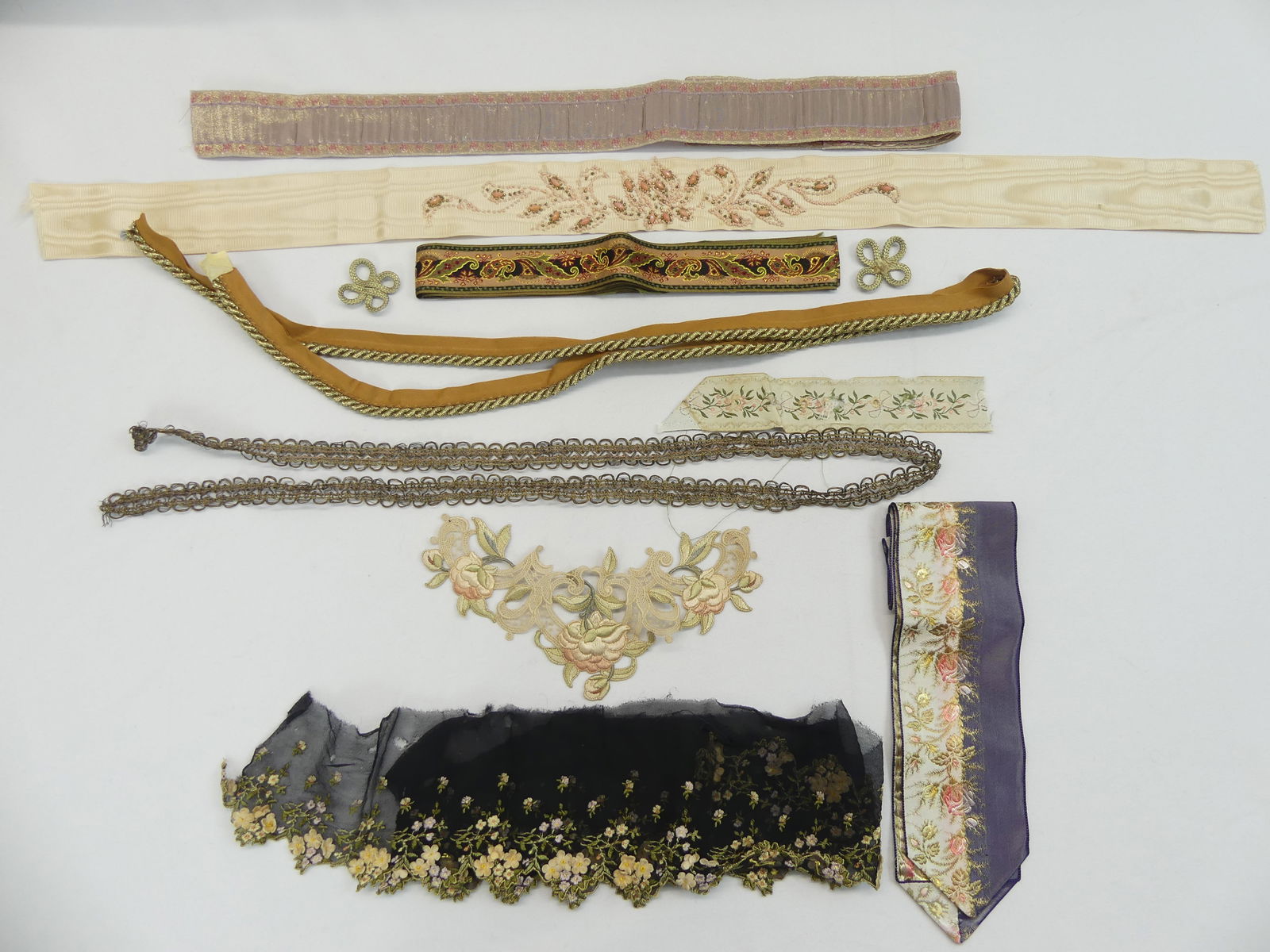 Lot of Antique Lace & Ribbons: see photo's