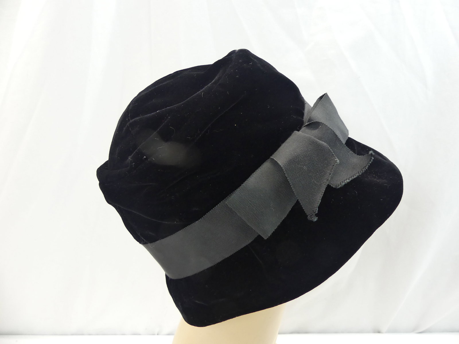 Vintage 1950's Betmar Black Velvet Cloche with Bow: good condition, see photo's