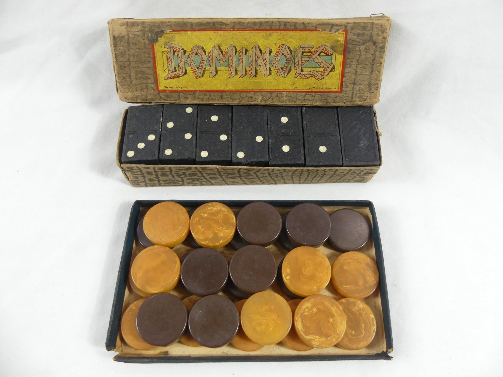 Lot with Vintage Domino's & Bakelite Chess Pieces: see photo's