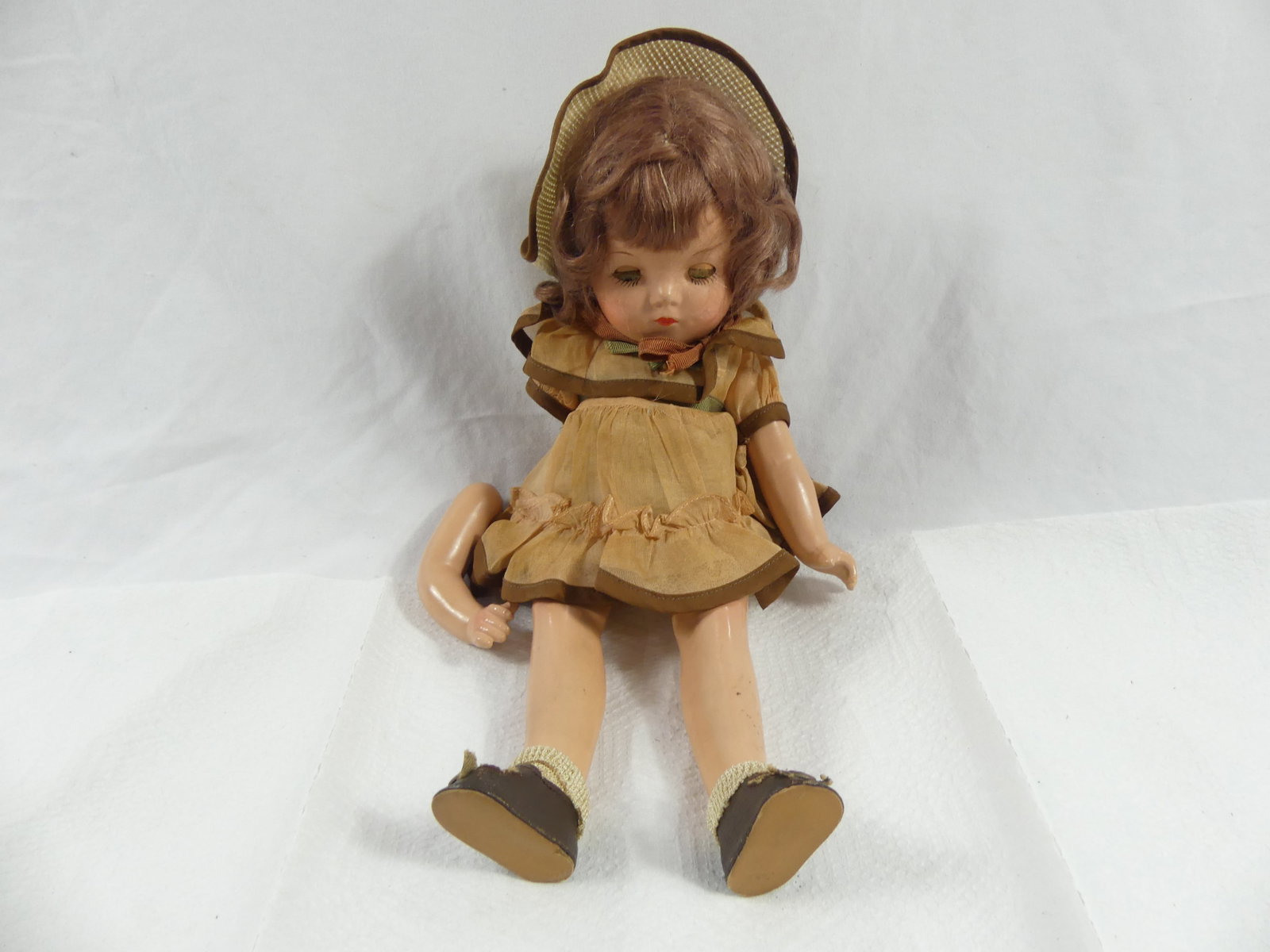 Vintage Madame Alexander Doll with Original Clothing: Arm needs to be put back on, approx. 13 inches, see photo's
