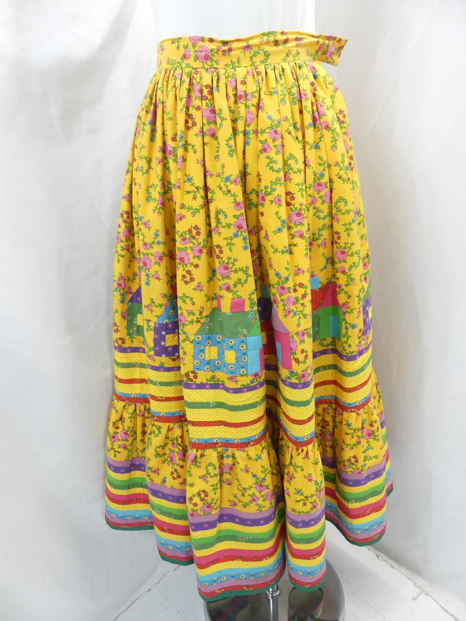 Vintage Yellow Floral Quilted Skirt with Houses: approx. 24 waist, good condition, see photo's
