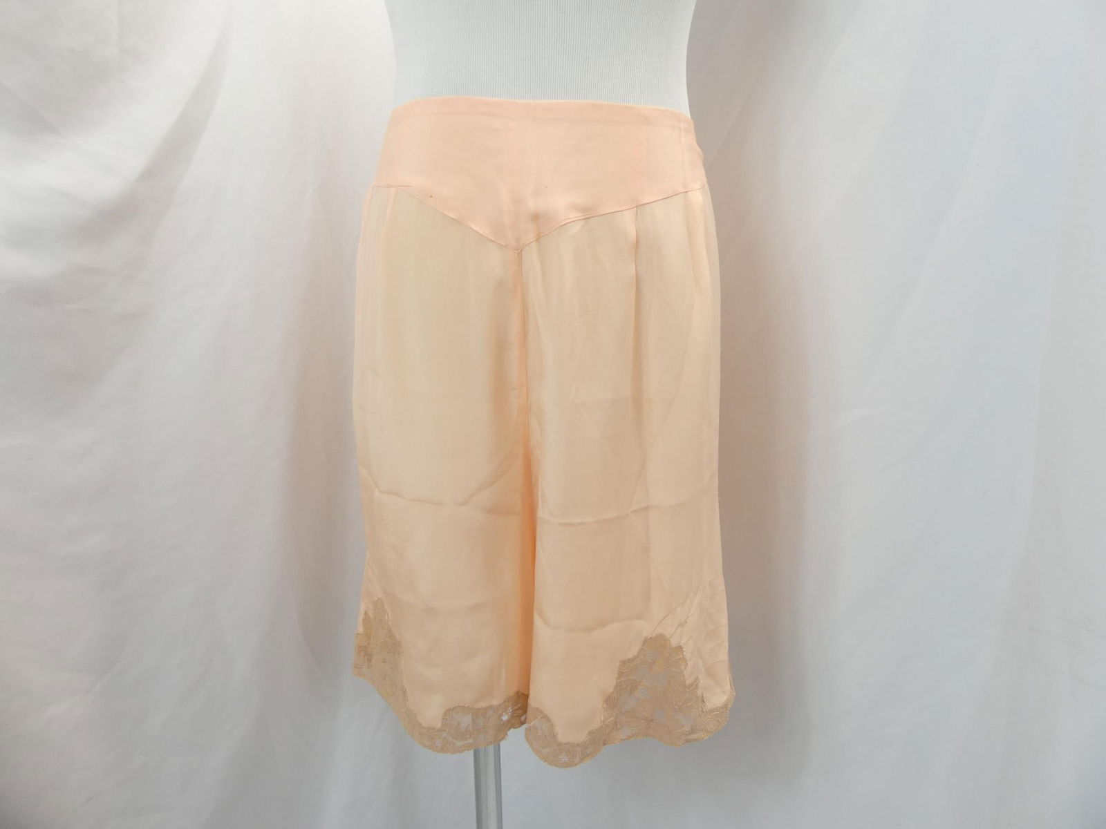 Vintage 1930's Peach Tap Pants with Lace: approx. 32-36 elastic waist, 48 hips, good condition, see photo's
