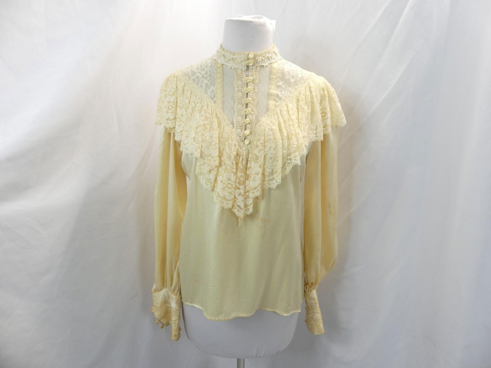 Vintage 1970's Gunne Sax Blouse with Lace: approx. 40 bust, 38 waist, stains, needs cleaning, see photo's