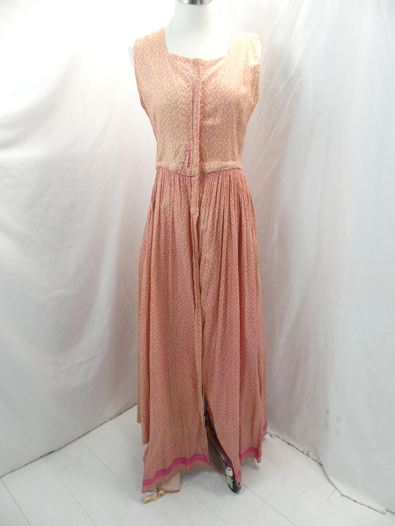 Victorian Pink Calico Cotton Day Dress/ Robe: approx.. 32 bust, 28 waist, has a large rip near hem, needs seam repair, see photo's