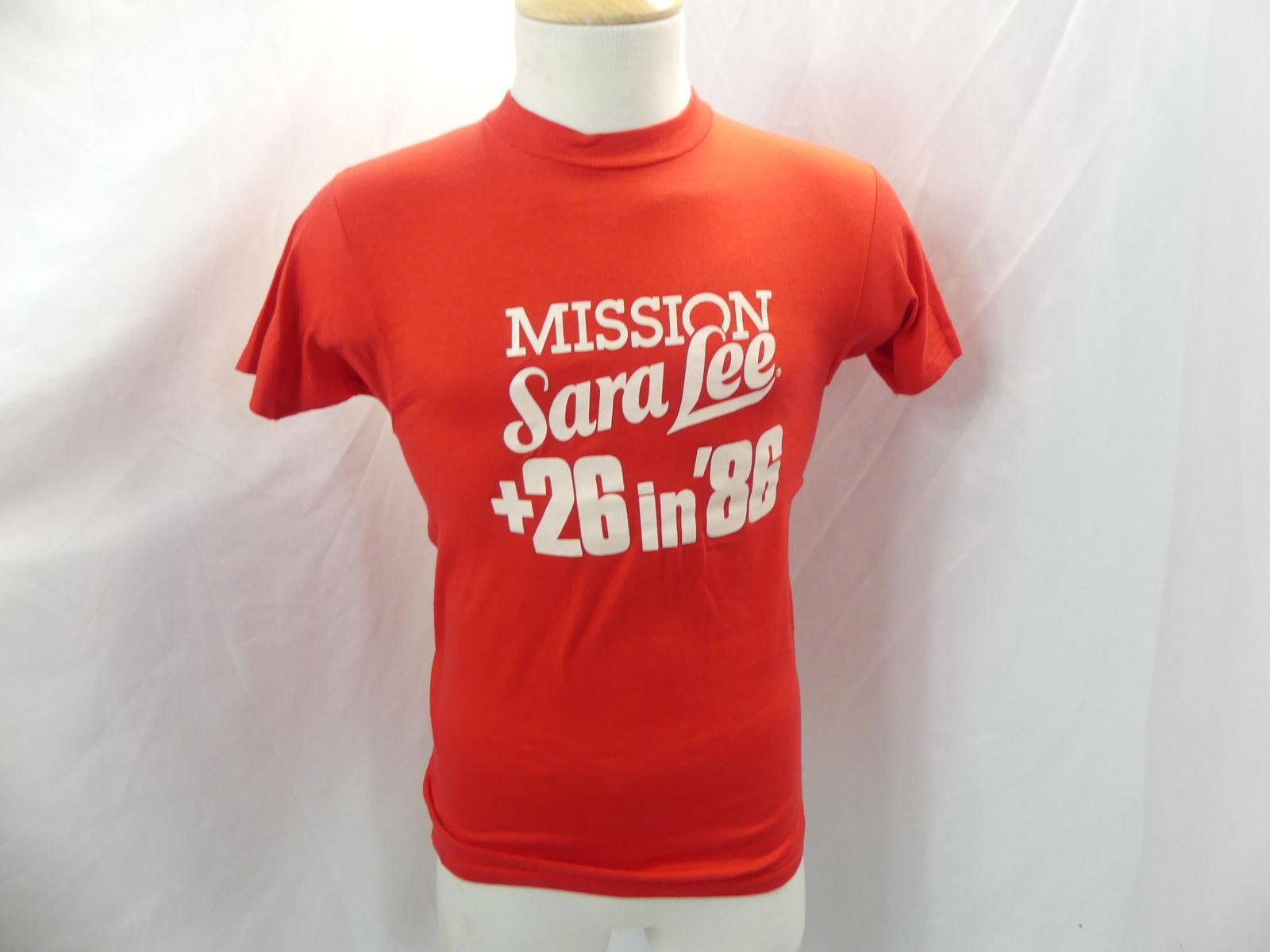 Vintage 1980's Hanes Red Sara Lee T Shirt: size 38/40. in good condition, see photo's