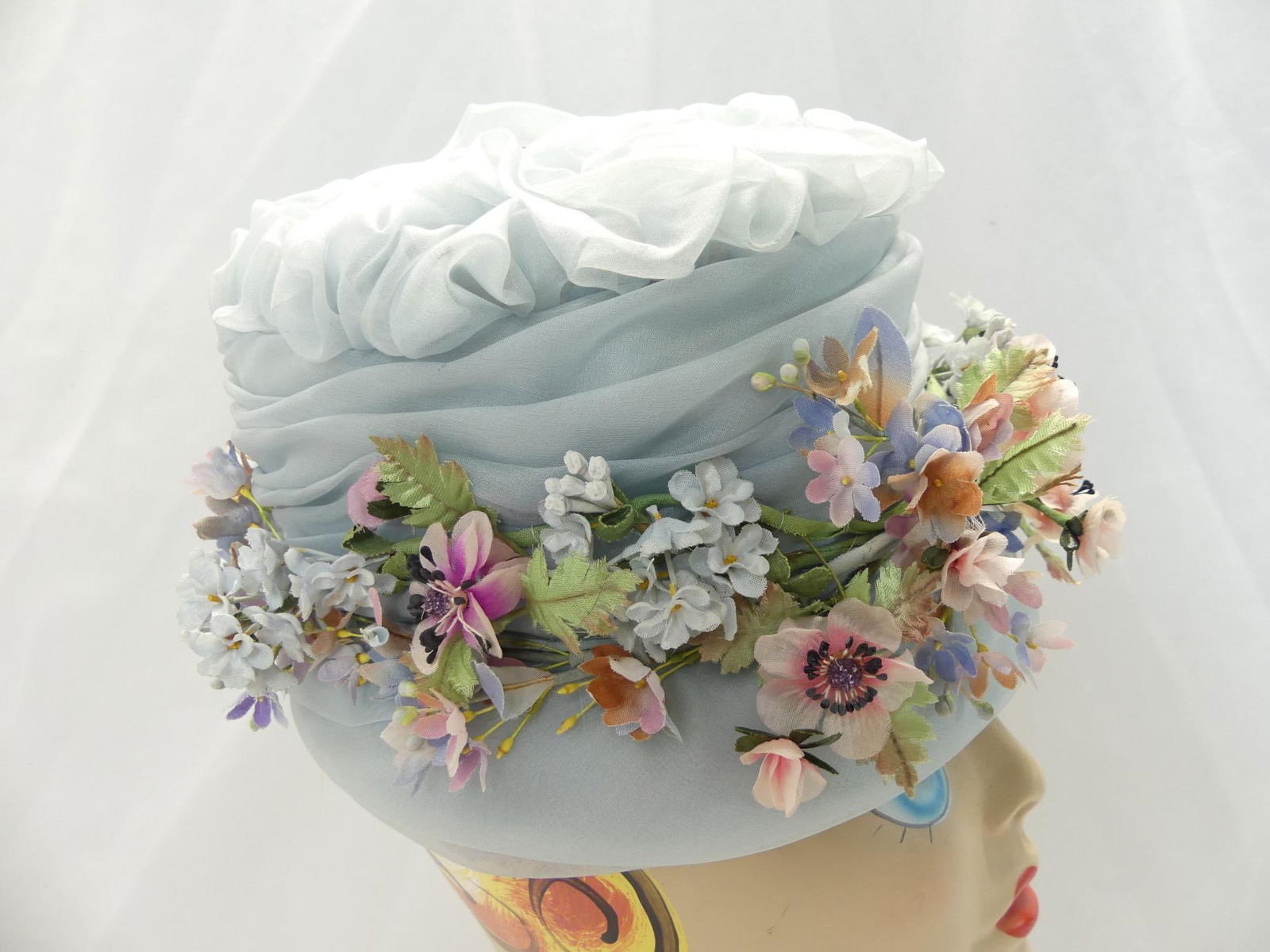 Vintage Lea's Blue Silk Cloche with Silk Flowers: good condition, see photo's