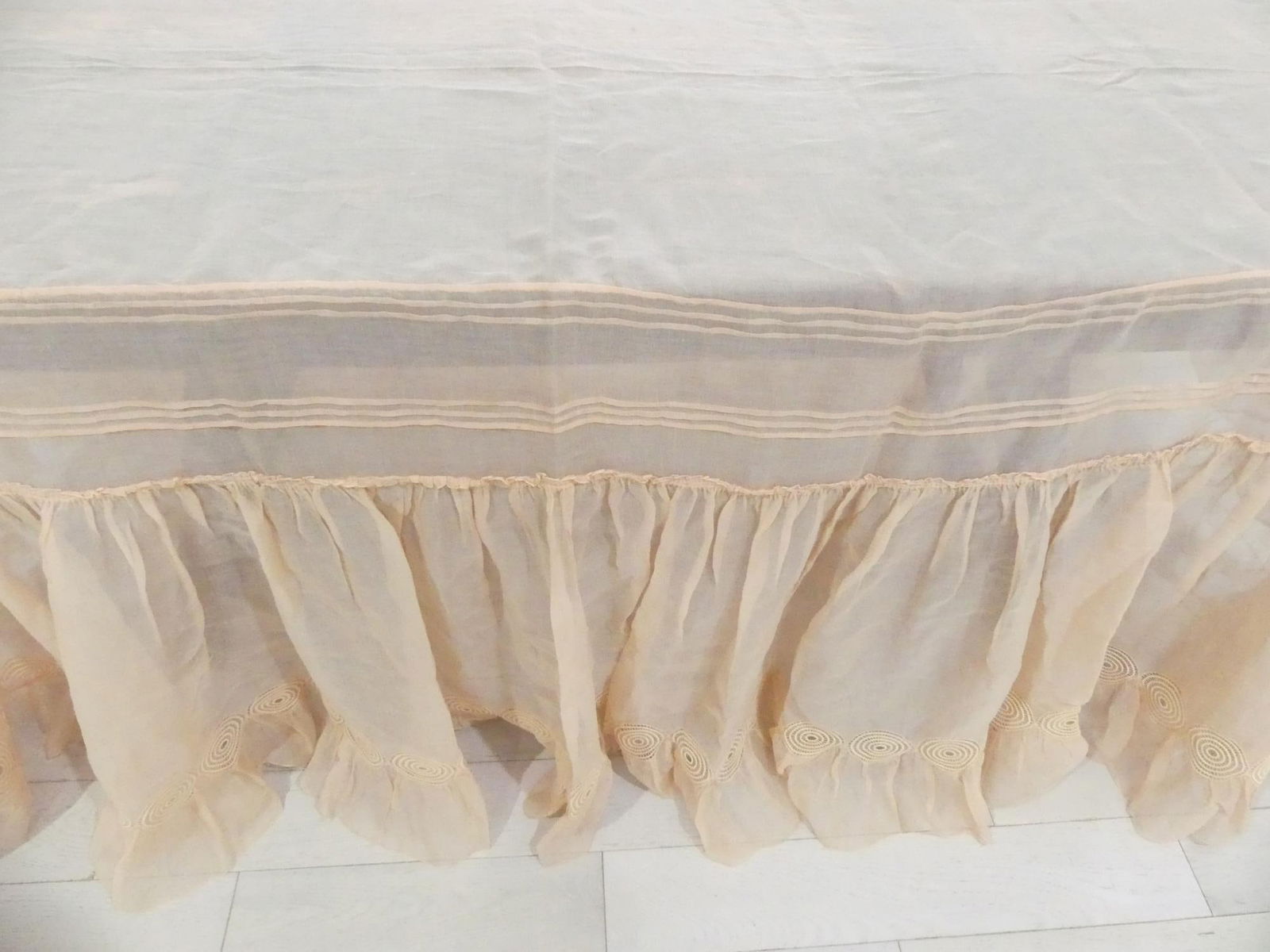 Vintage Peach Sheer Silk Gauze Poster Bed Bedspread & Bed Skirt/ Valance/Canopy: approx. 100 x 120 bedspread, 216 x 23 skirt, small holes found in skirt, see photo's