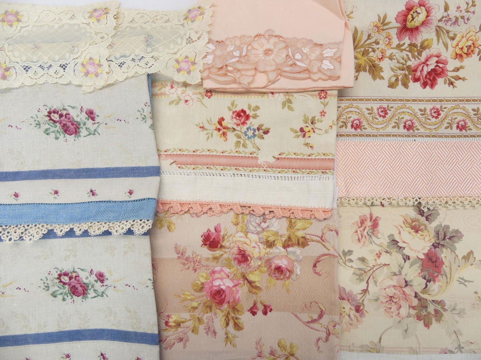 Lot of 7 Vintage Towels & Pair of Lace Dollies: some pairs, good condition, see photo's