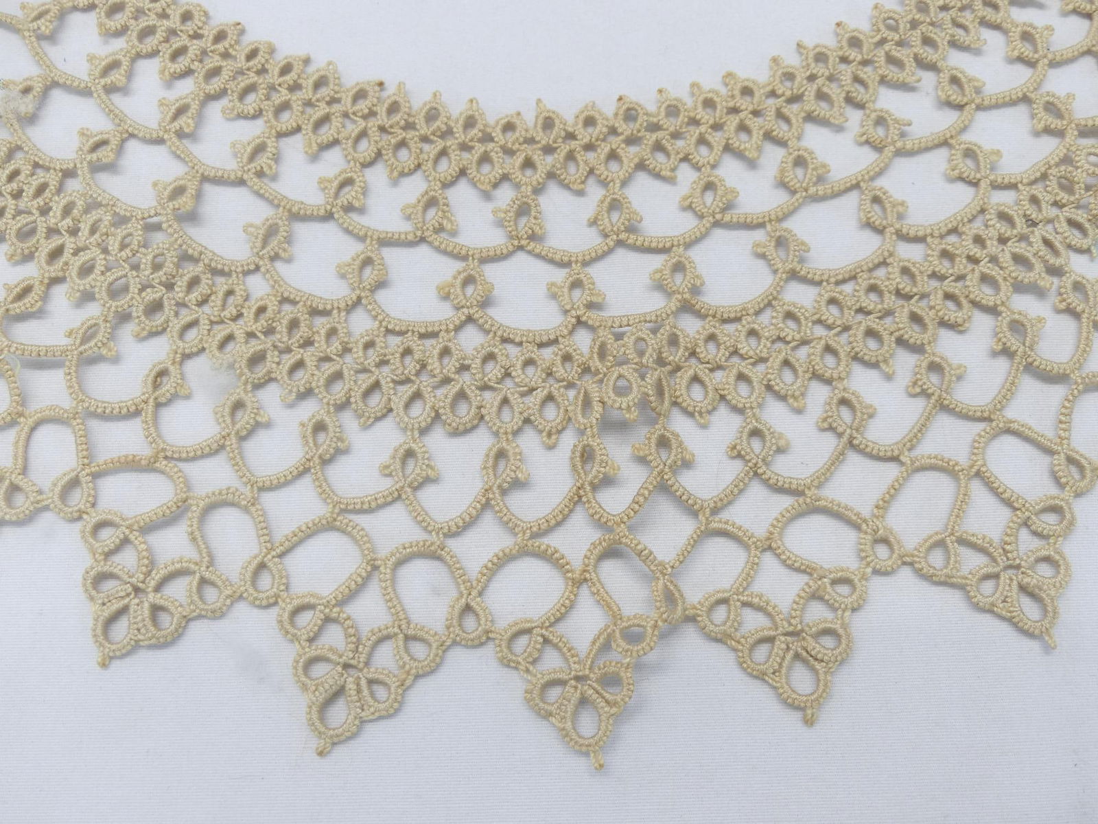 Antique Hand Tatted Lace Collar: approx. 18 inch neck, good condition, see photo's