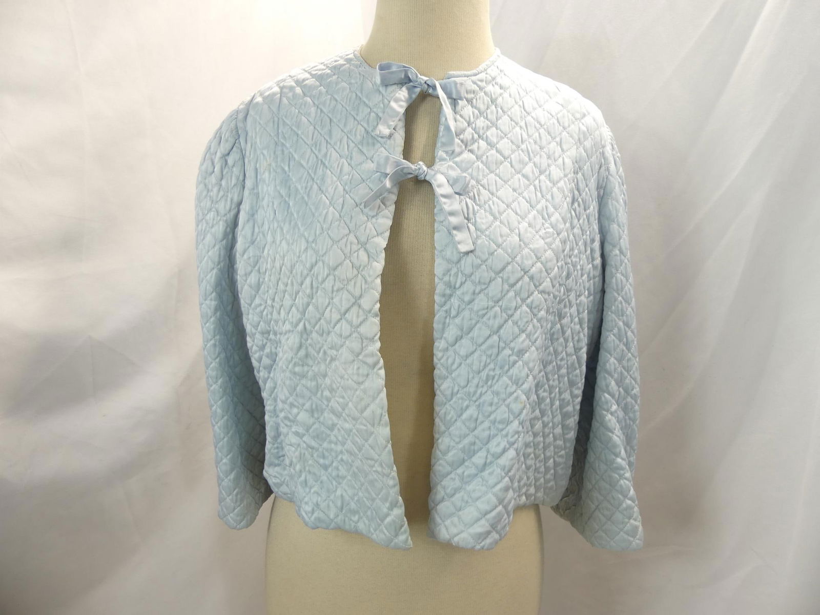 Vintage 1940's Barbizon Blue Quilted Rayon Bed Jacket (1 of 12)