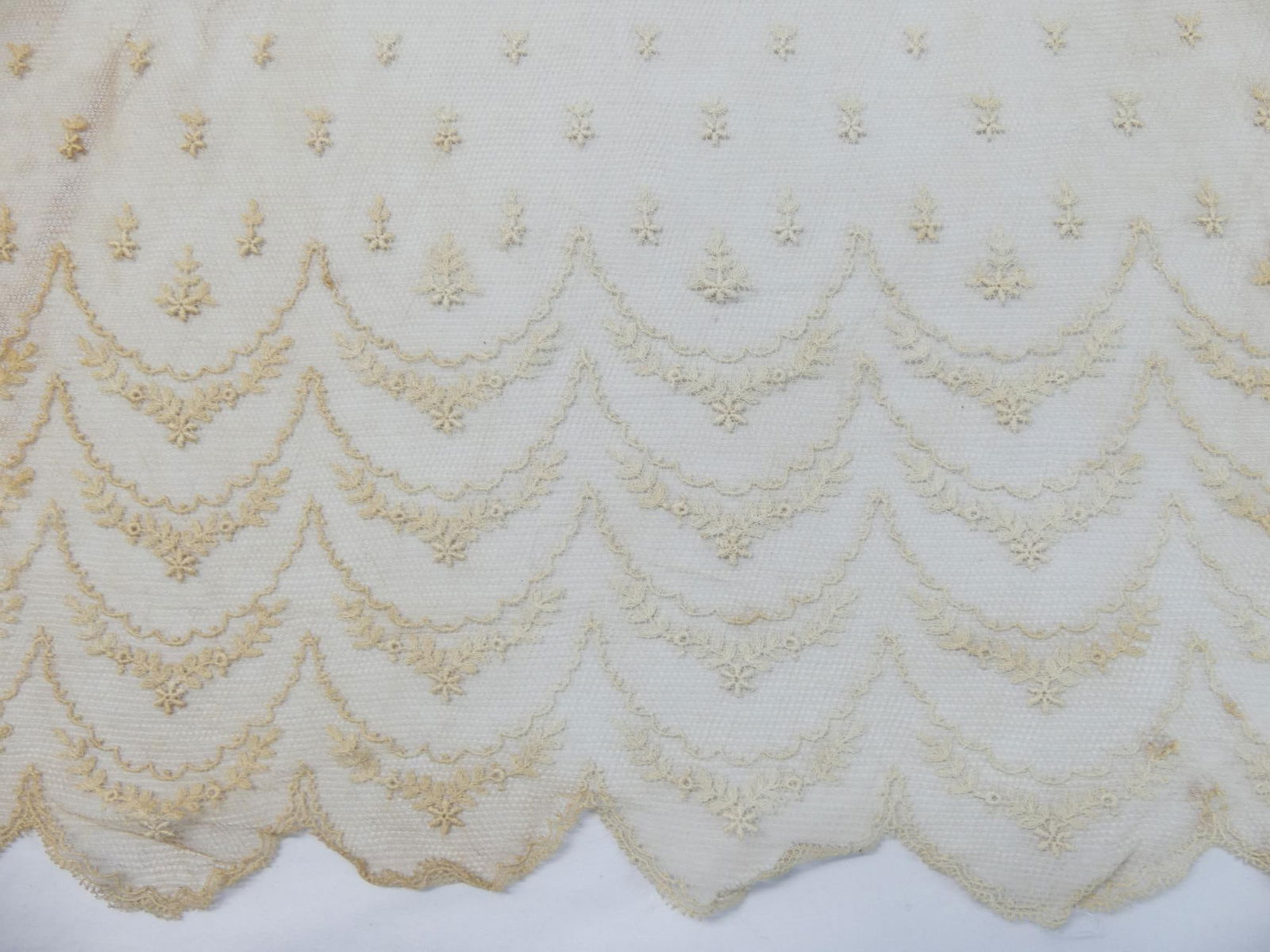 Early 1900's Wide Lace Trim with Floral Design, 24x32 (1 of 5)