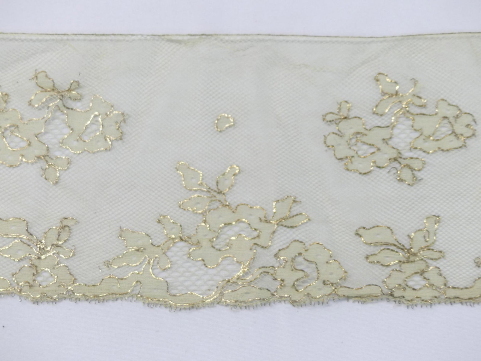 Antique Lace Trim with Metallic Thread, 4 x 2 Yards, 4 x 5 yards: old store stock, good condition, see photo's