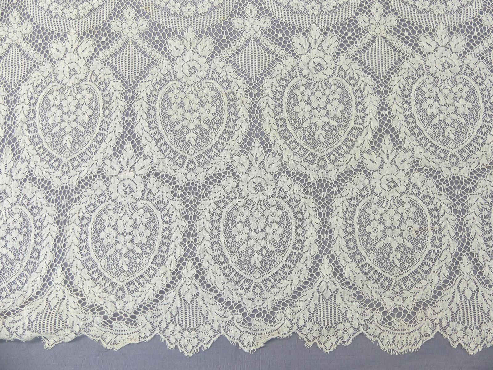 Antique Wide Floral Lace Trim, 22 x 2 yards: old store stock lace, good condition, see photo's