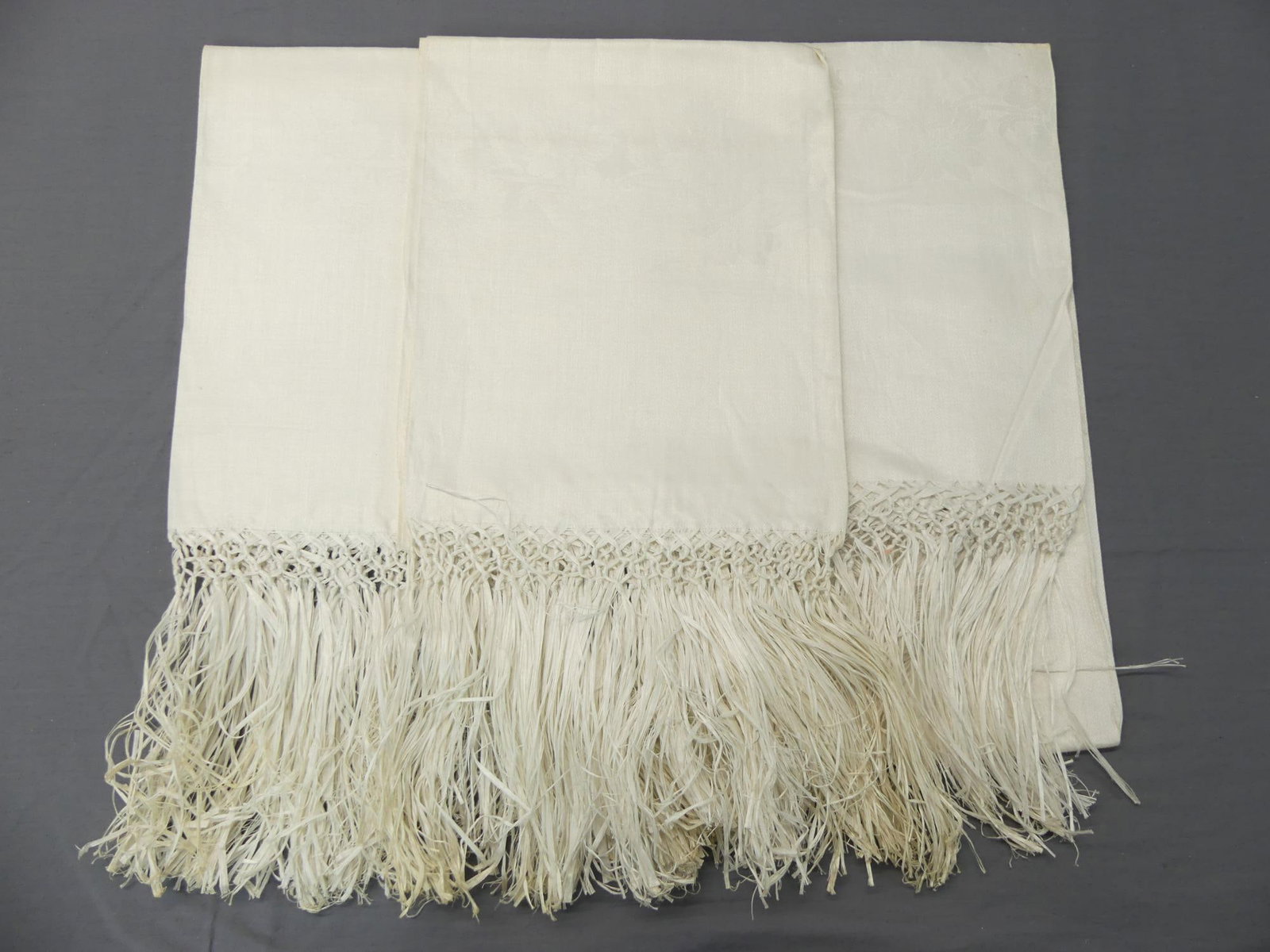 Lot of 3 Vintage Old Store Stock Linen Bath Towels with Fringe (1 of 4)