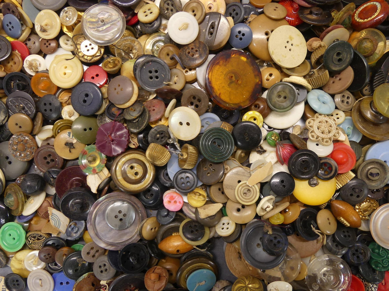 Large Lot of Vintage Buttons: see photo's