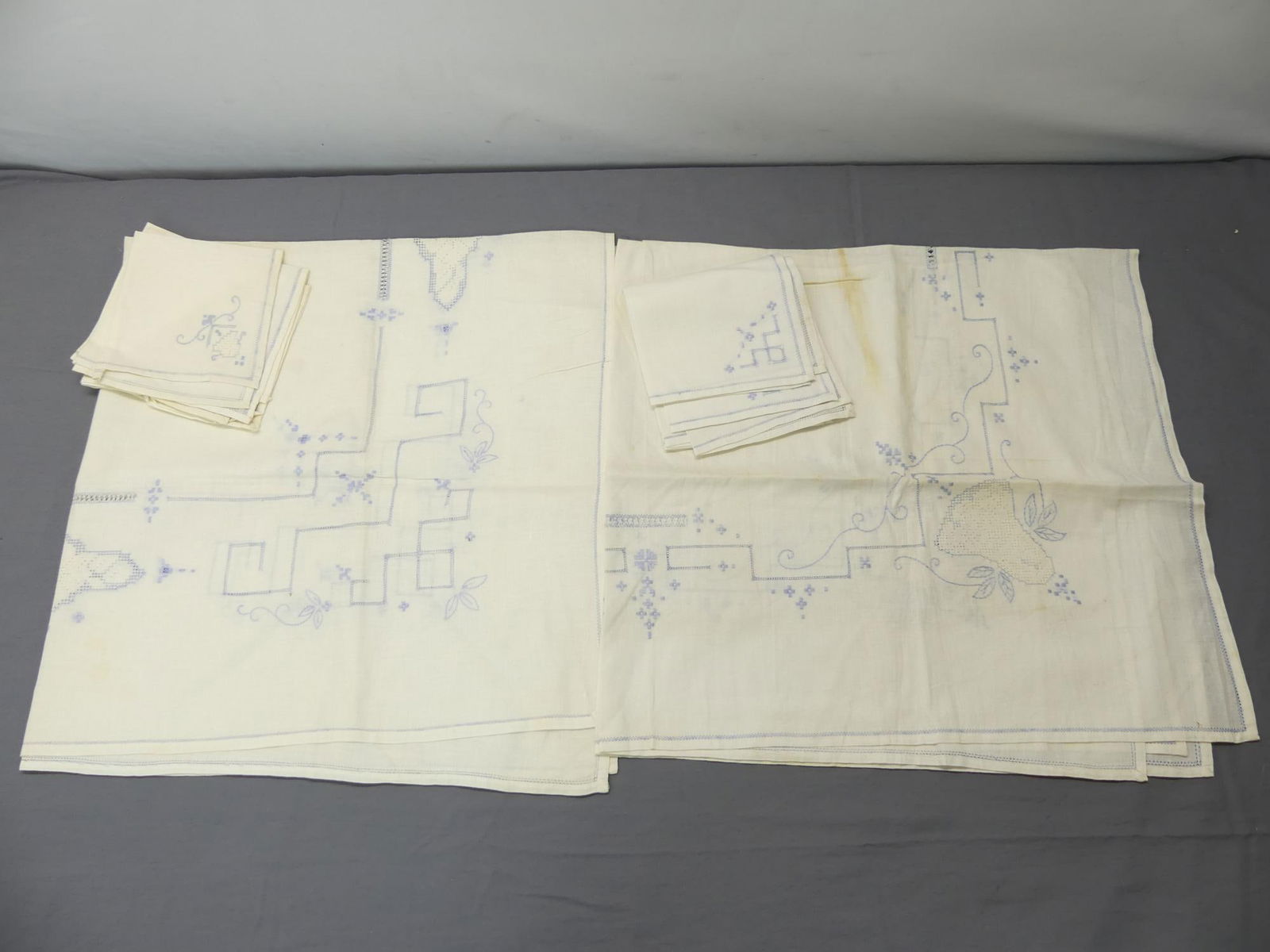 Vintage Old Store Stock PR of Tea Cloths with Matching Napkins: approx. 33 x 34 & 33 x 32, both with 4 napkins, see photo's