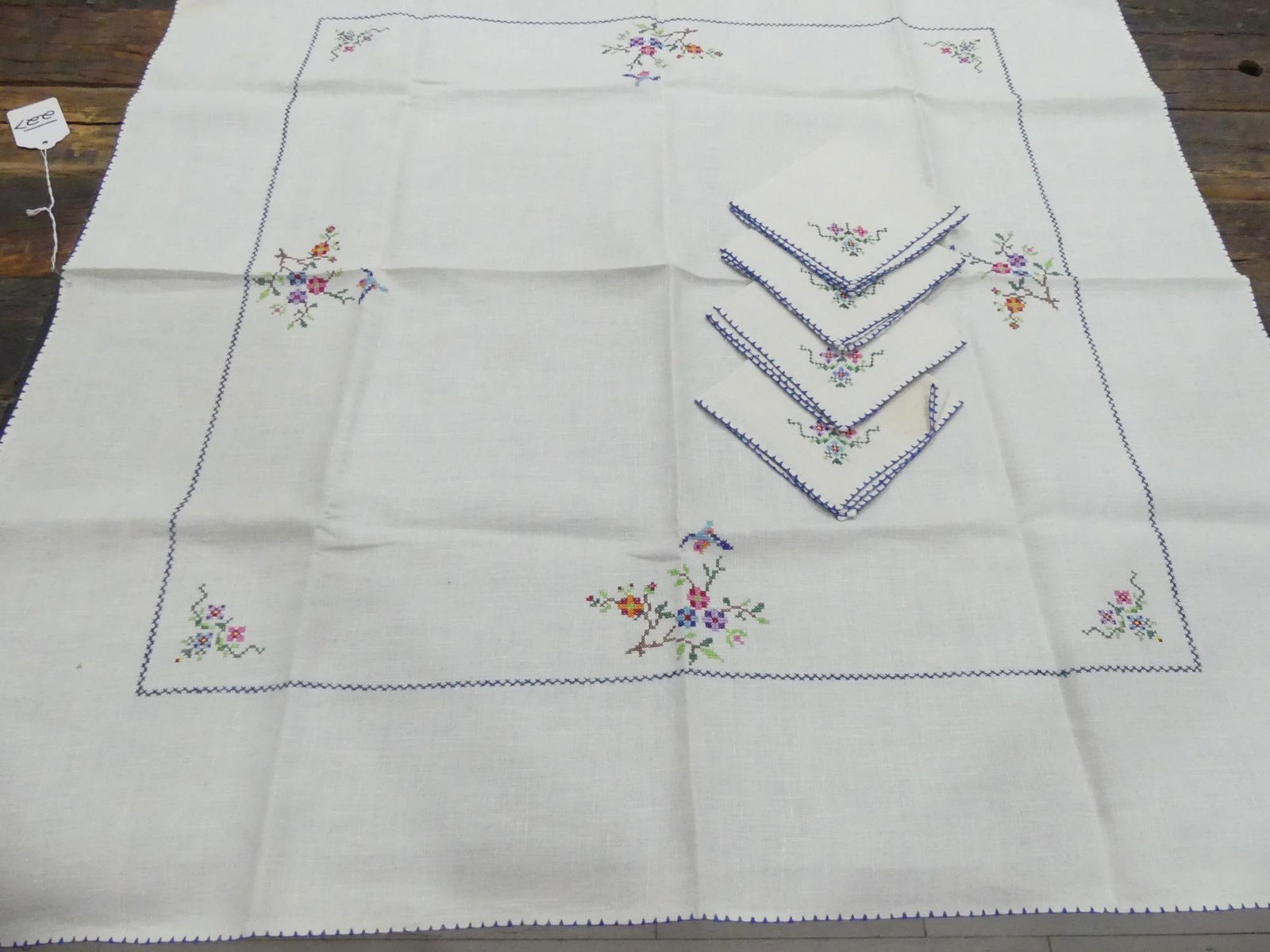 Vintage Cross Stitch Teacloth & Napkin Set: approx. 32 x 32, 4 napkins, see photo's