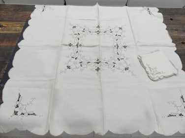 Vintage Old Store Stock Linen Embroidered Teacloth & Napkin Set