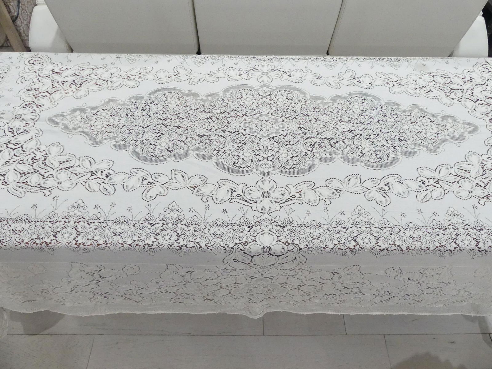 Vintage Quaker Lace Tablecloth 68 x 104: has stain and some damage, see photo's
