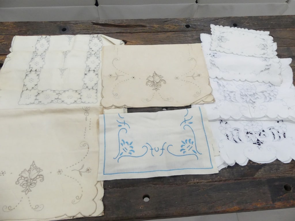 Lot of Vintage Old Store Stock Linen Table Runners & Doilies: see photo's