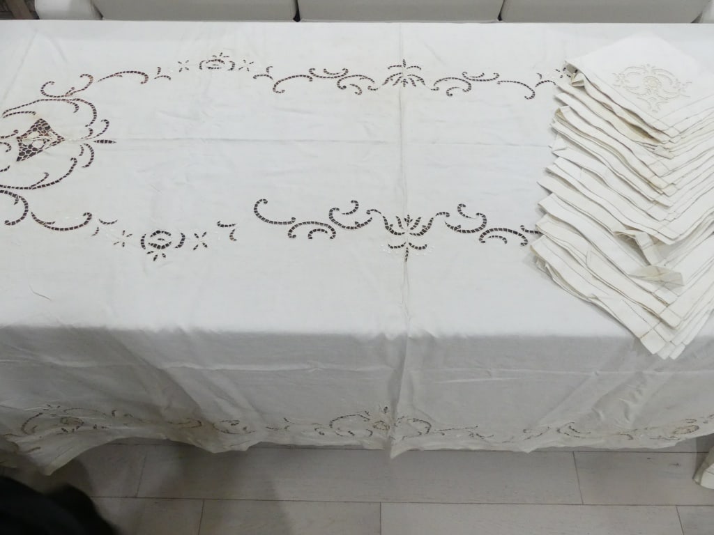 Antique Linen Embroidered, Lace & Cutwork Tablecloth & 12 Napkins (1 of 16)