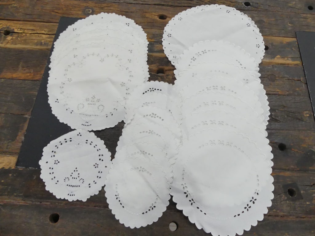 Lot of 19 Vintage Embroidered Doilies/Plate Doilies: see photo's