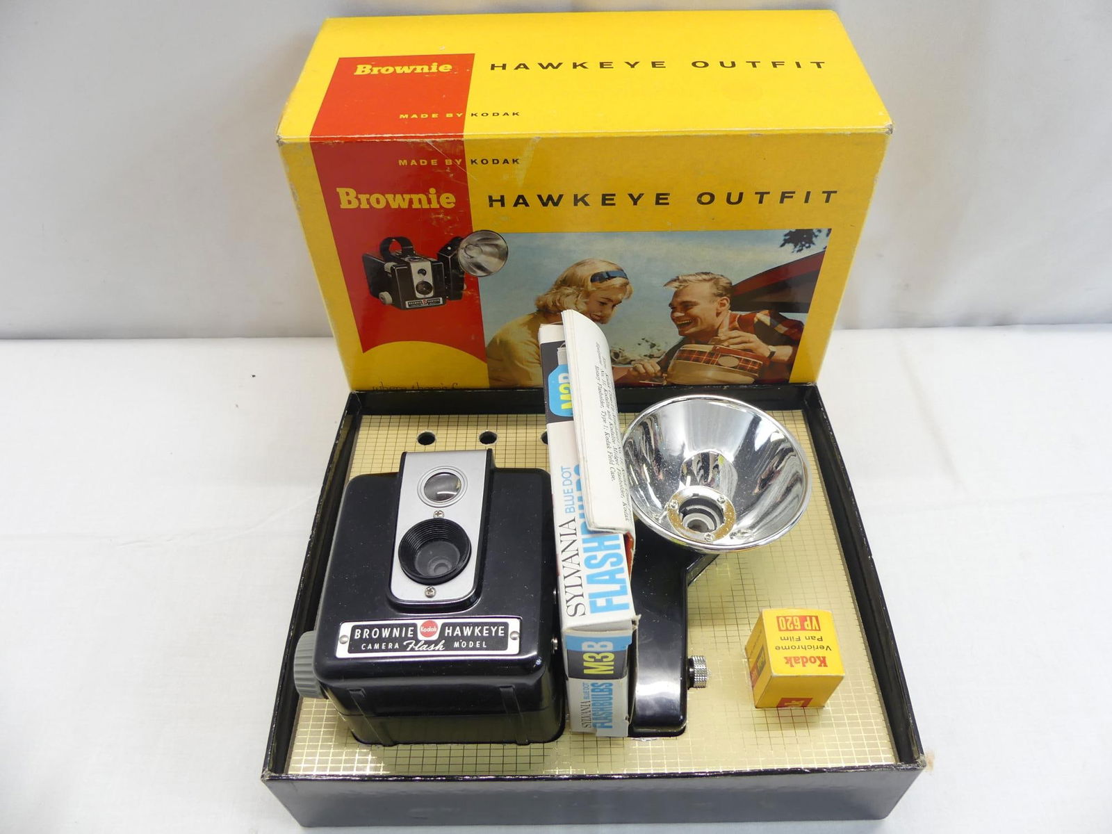 Vintage Brownie Hawkeye Kodak Camera Set in Original Box (1 of 9)