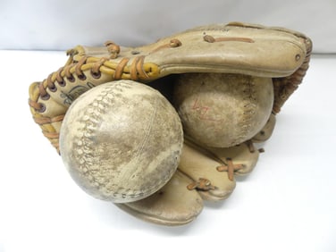 Vintage Rawlings Softball Glove & 2 Balls