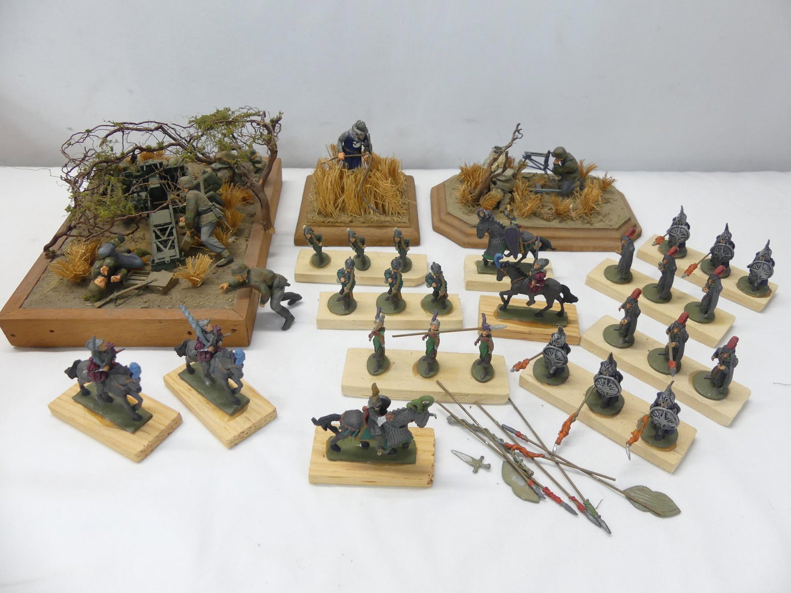 Lot of Vintage Lead Soldiers in Wood Case: see photo's