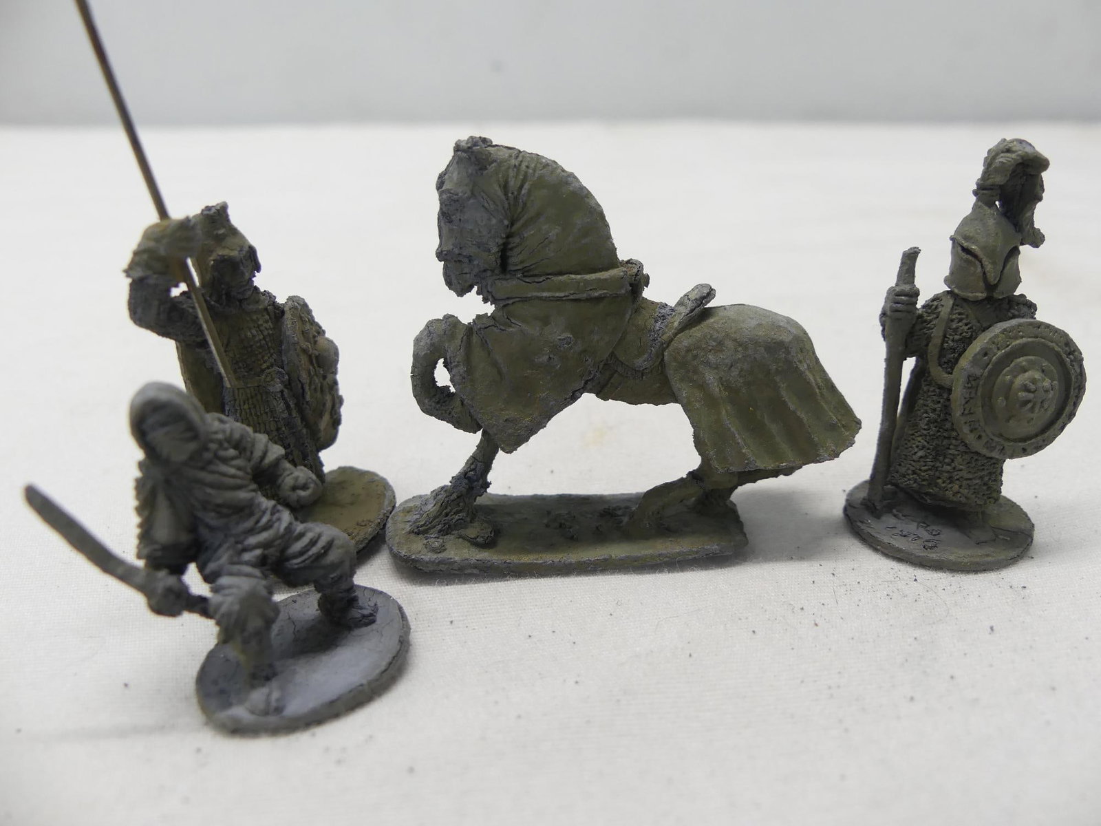 Large lot of Vintage Dungeons & Dragons Lead Soldiers: see photo's