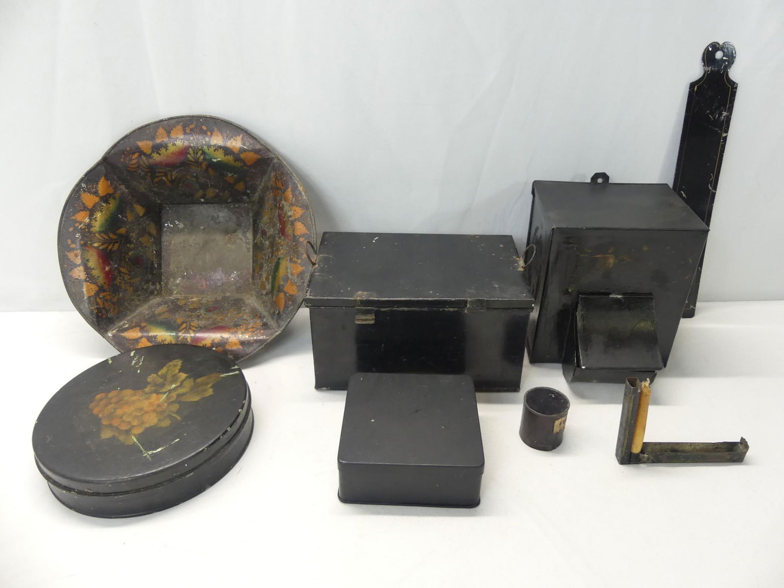 Lot of 6 Pieces Antique Tole Ware: see photo's