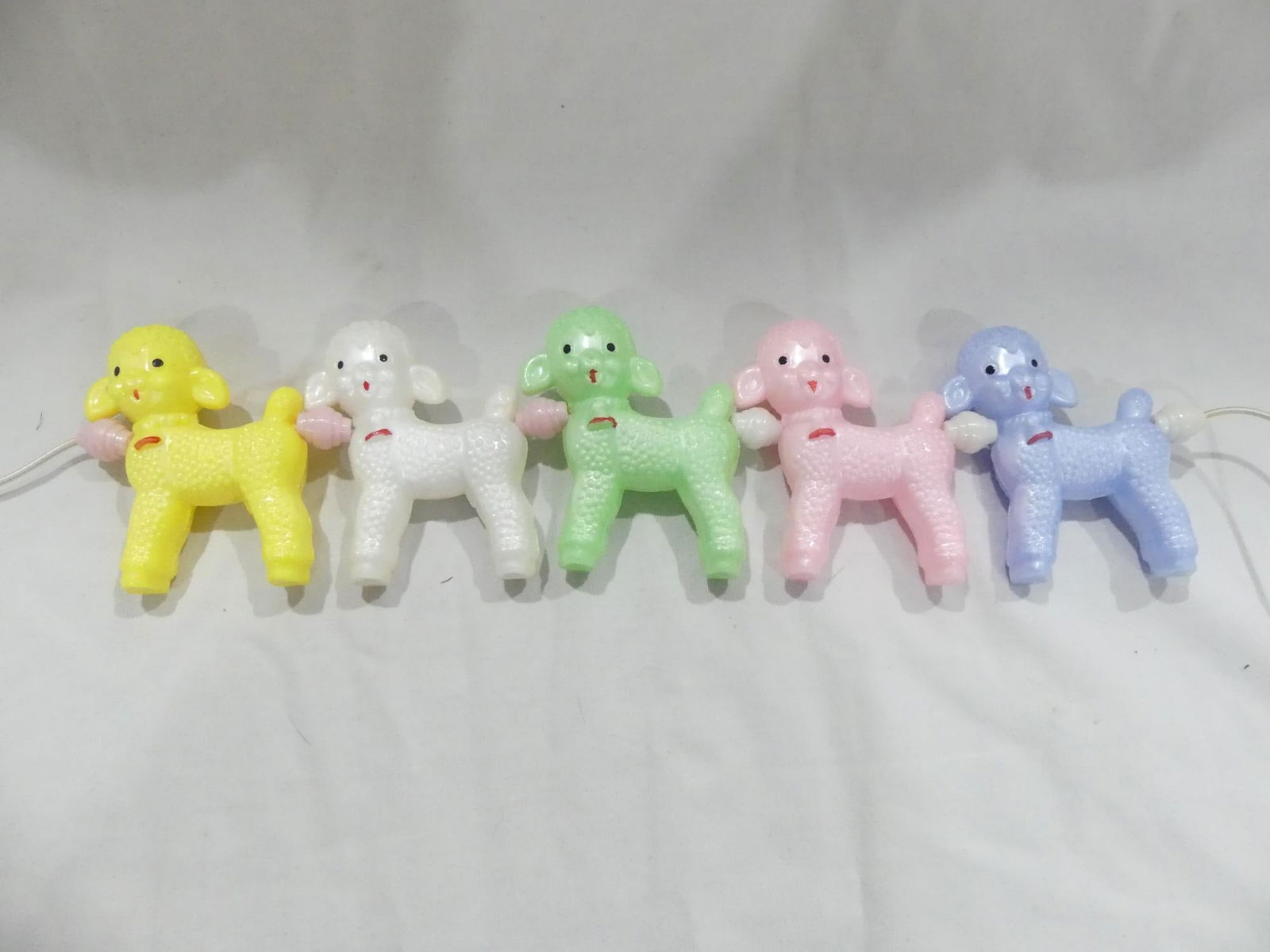 Vintage 1950's Made in Hong Kong Lamb Baby Crib Toy: real cute, see photo's, on Elastic String