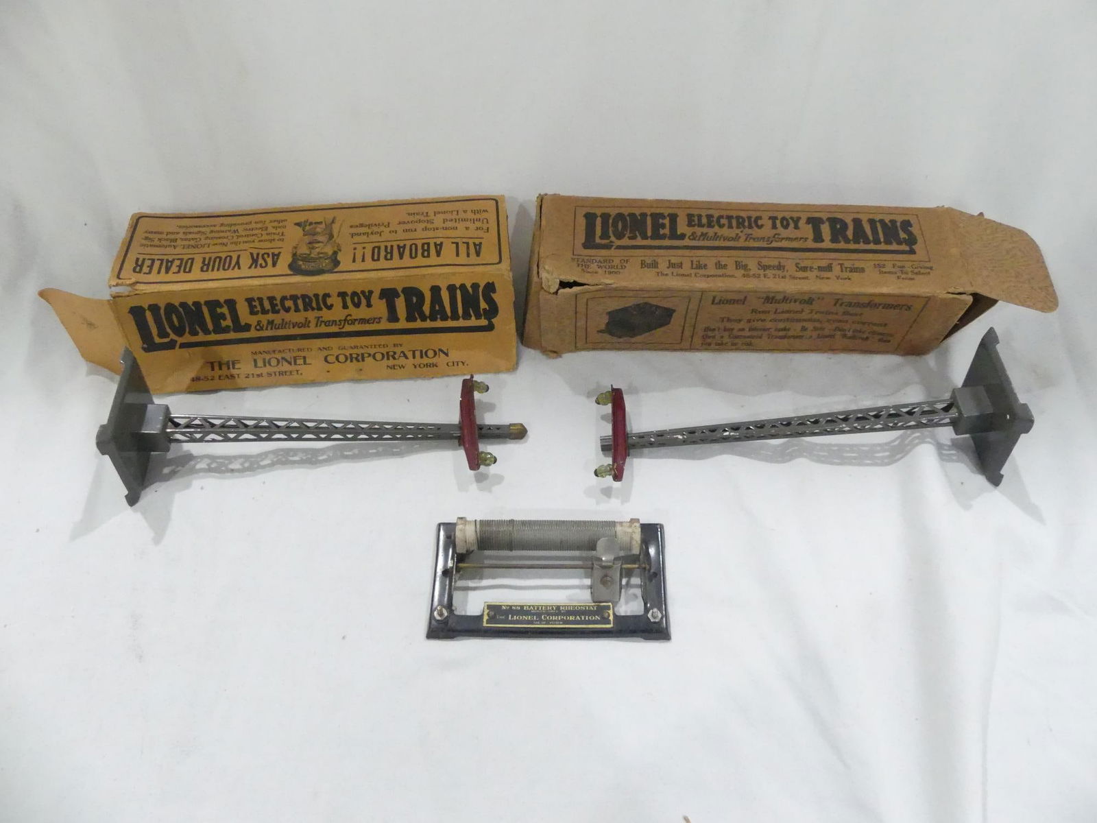Vintage Lionel Train Electrical Towers & #88 Battery Rheostat (1 of 5)