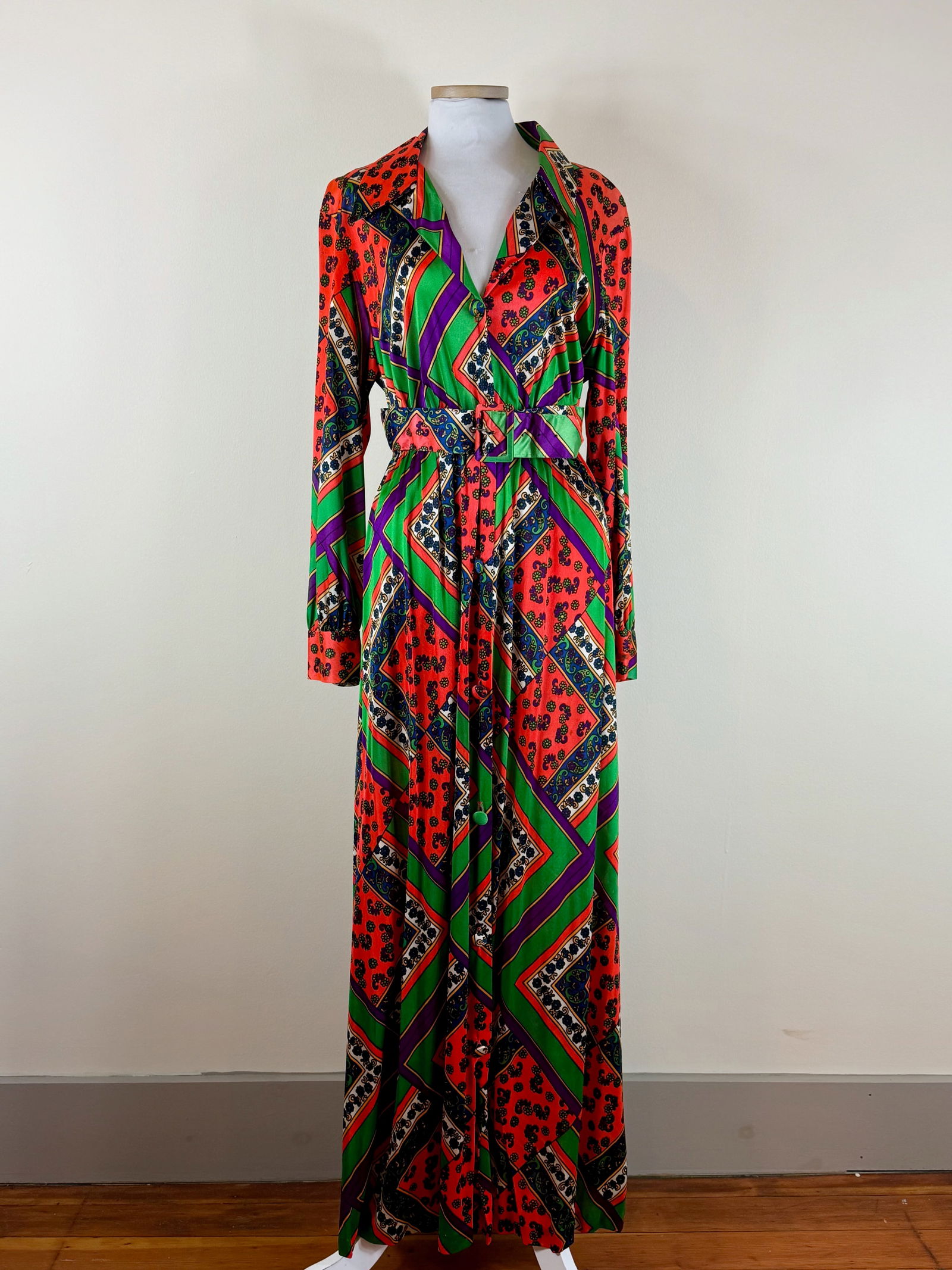 Vintage 1970s Printed Hostess Dress: w/ original belt approx. B 40", W up to 30" belt warped, dress good, see photos