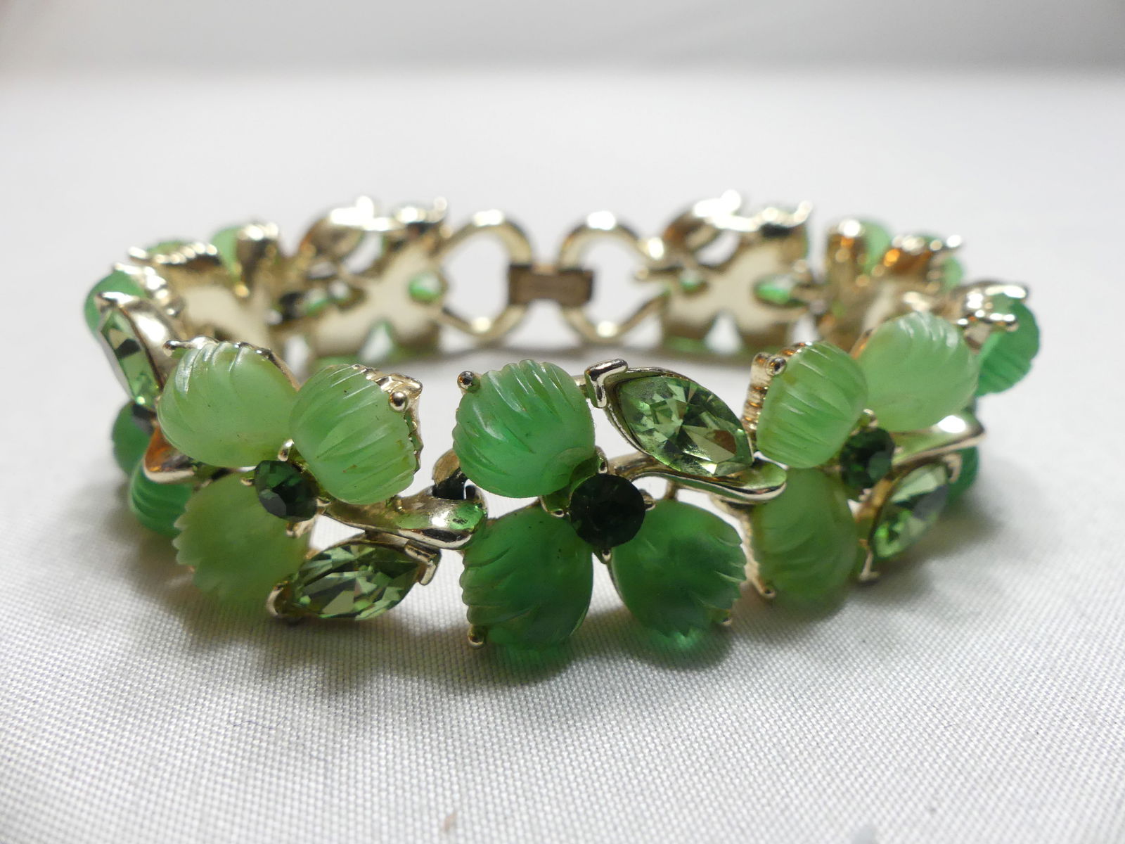 Vintage 1970s Green Carved Leaf & Rhinestone Bracelet Stamped LISNER (1 of 6)