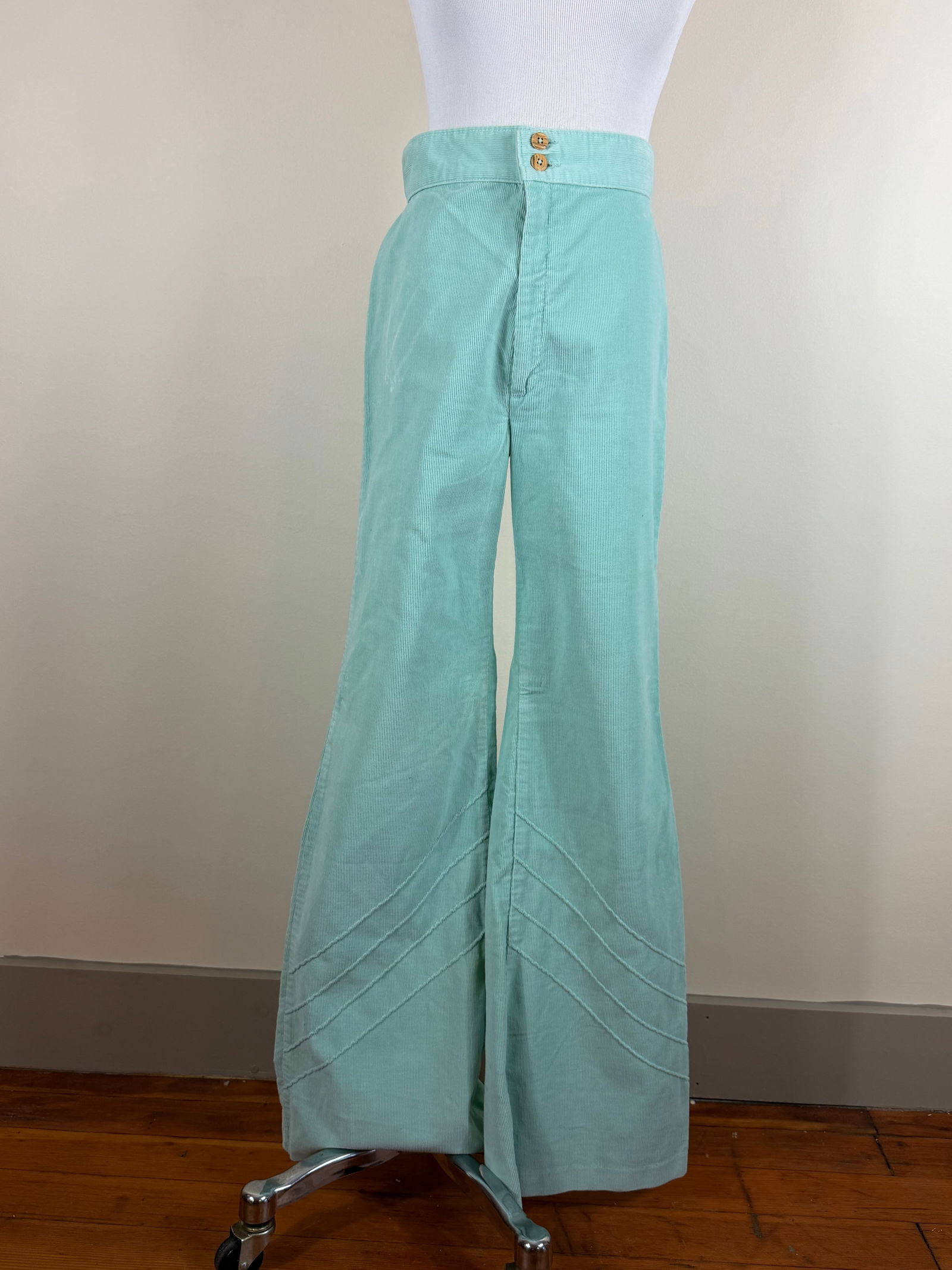 Vintage 1970s Big E Levis Corduroys: approx. W 27", crushing from hanger & light discoloration, see photos