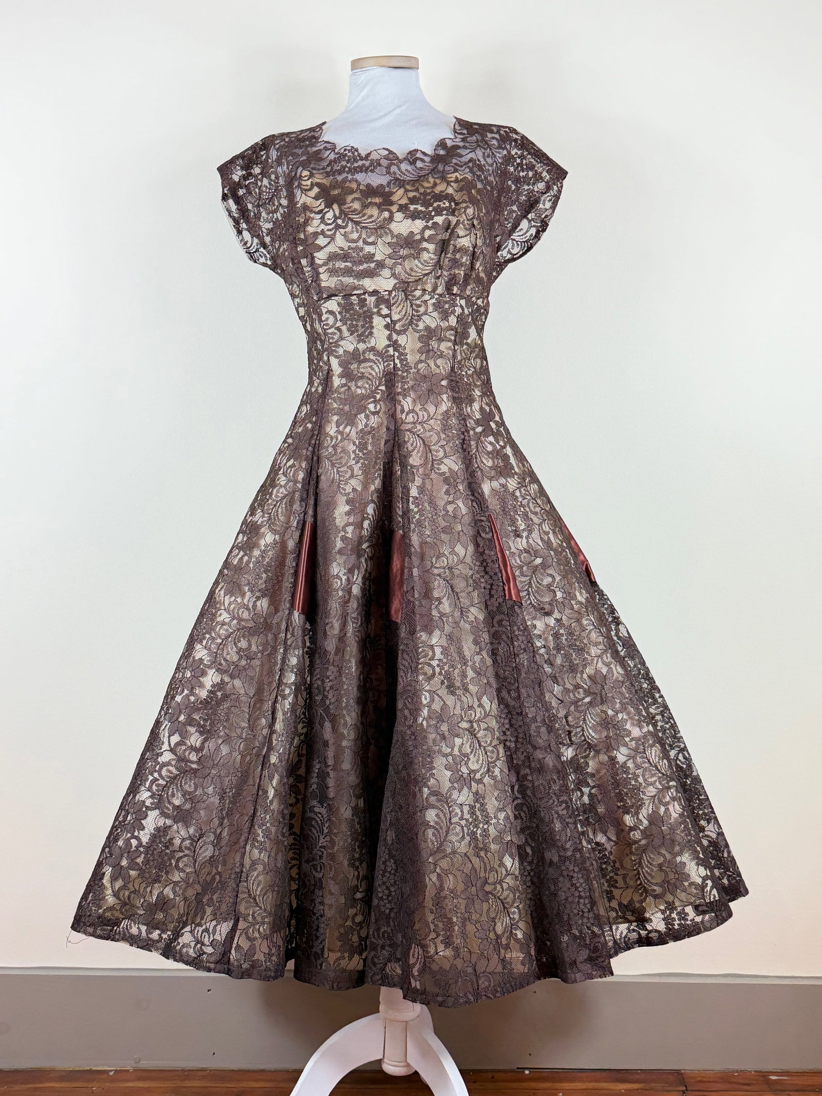 Vintage 1950s Brown Lace & Taffeta Party Dress (1 of 9)