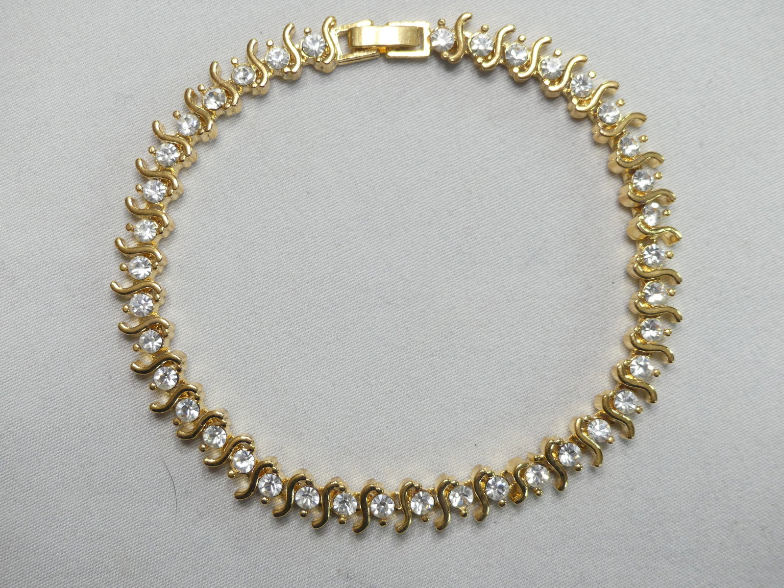 Vintage Gold Tone & Crystal Tennis Bracelet: approx. 8"