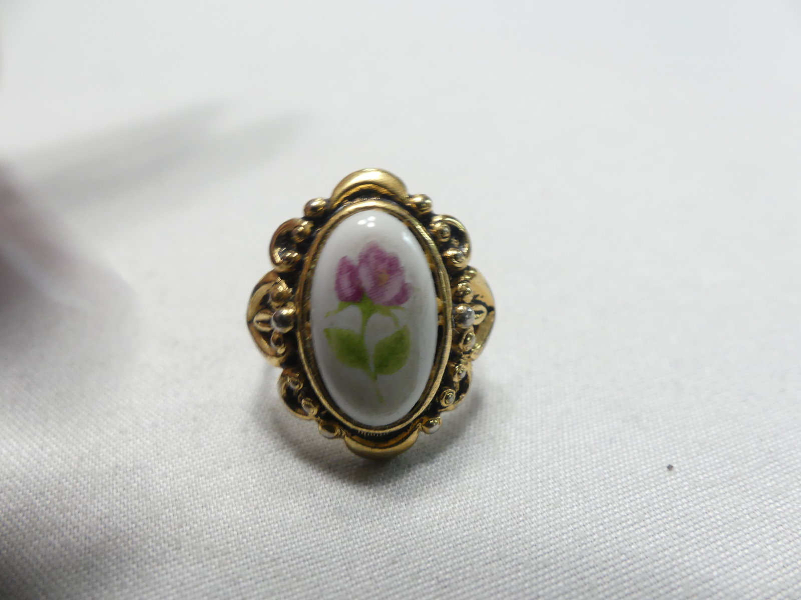 Sweet Vintage Porcelain Flower Ring: approx. size 5