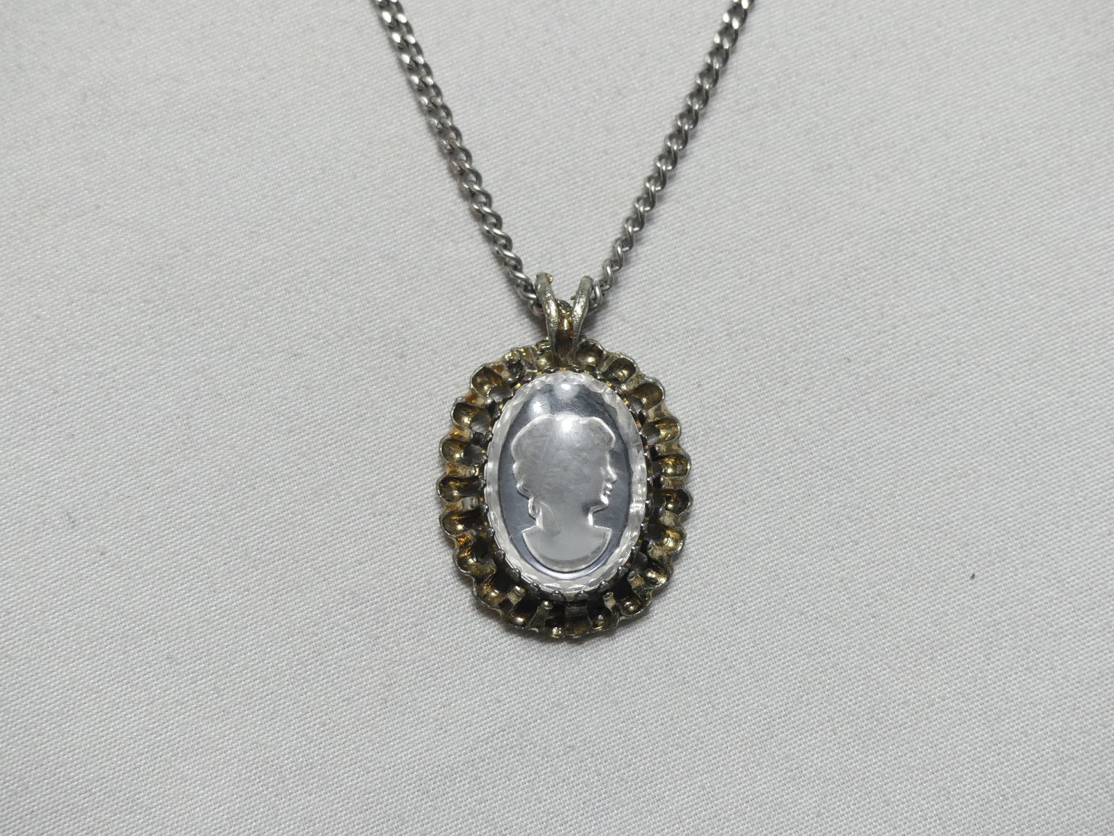 Vintage Cameo Necklace: approx. 16" chain