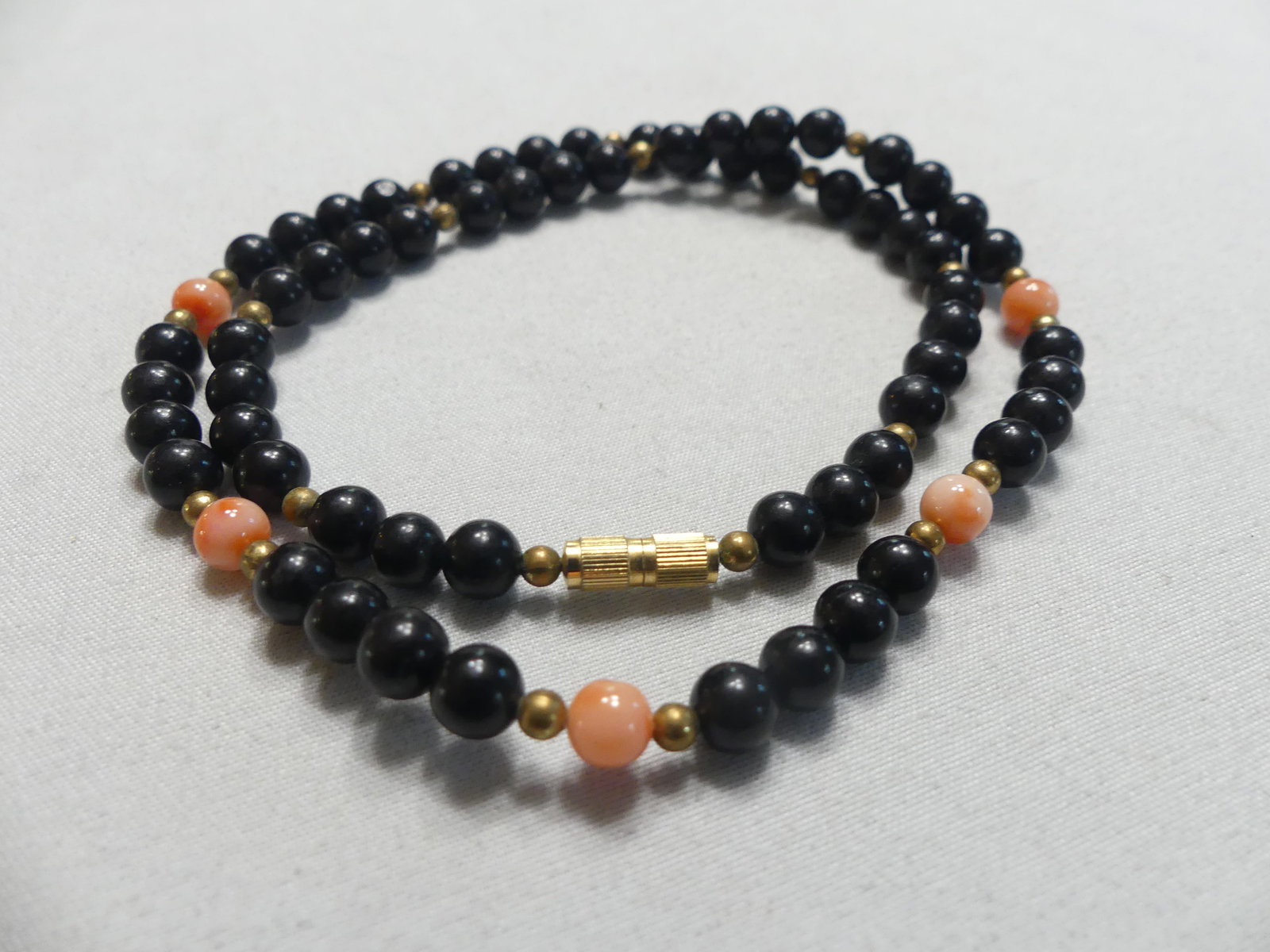 Vintage Black Onyx & Coral Beaded Necklace: approx.18"