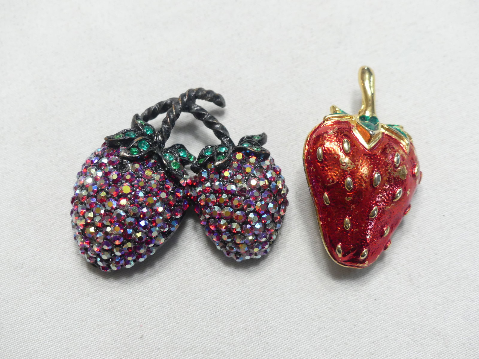 Lot of 2 Vintage Strawberry Brooches, 1 Weiss (1 of 9)