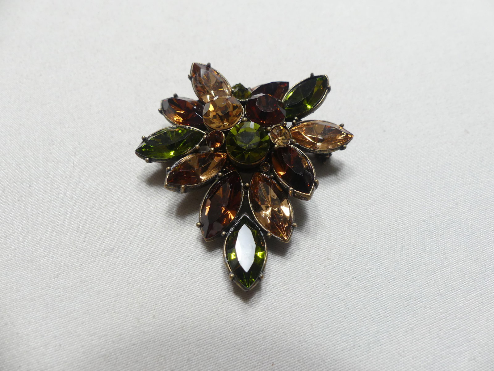 Vintage Faceted Stone Leaf Brooch: approx. 2"