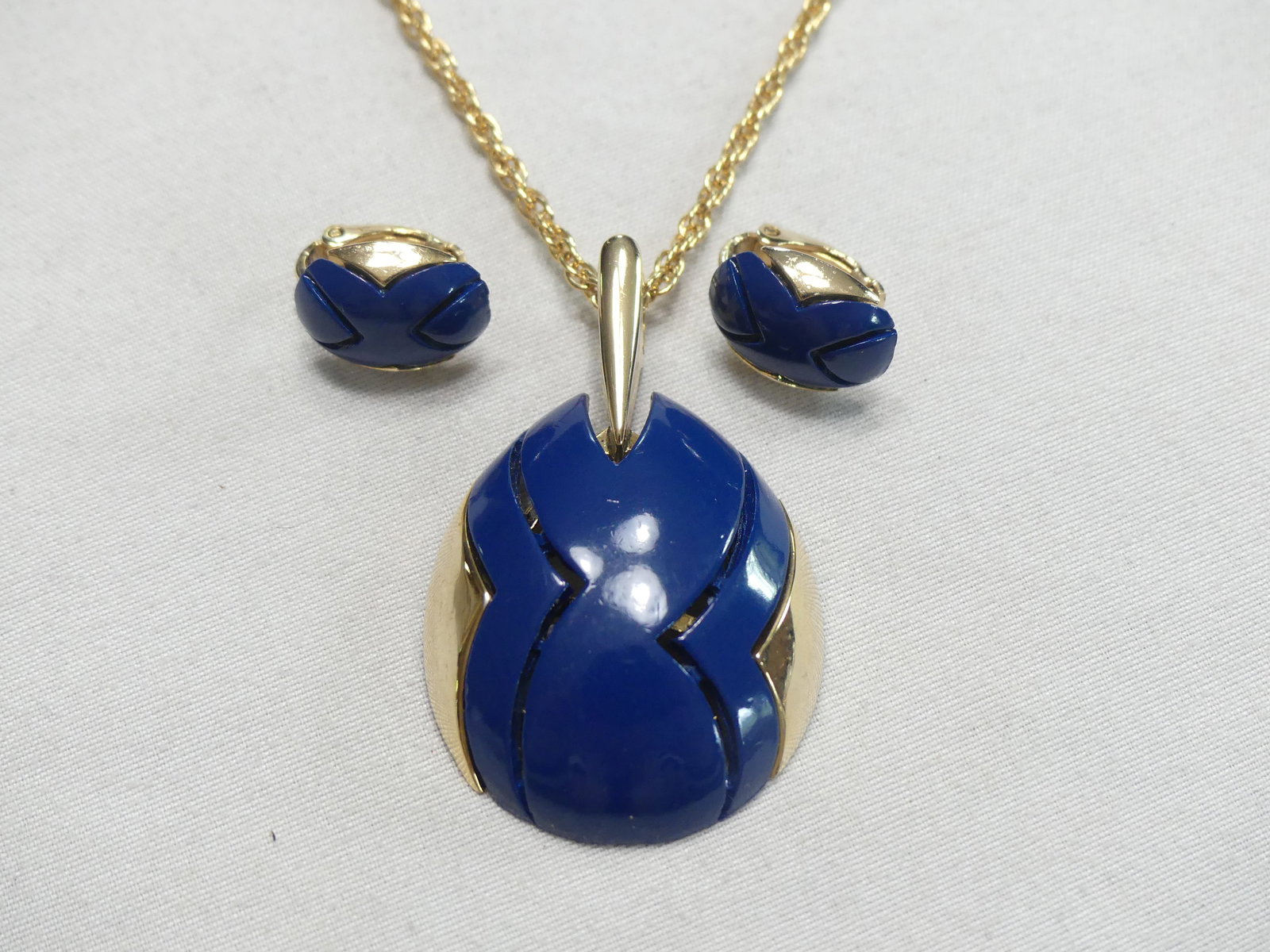 Vintage Blue Enamel & Gold Tone Neckace Set: see photos