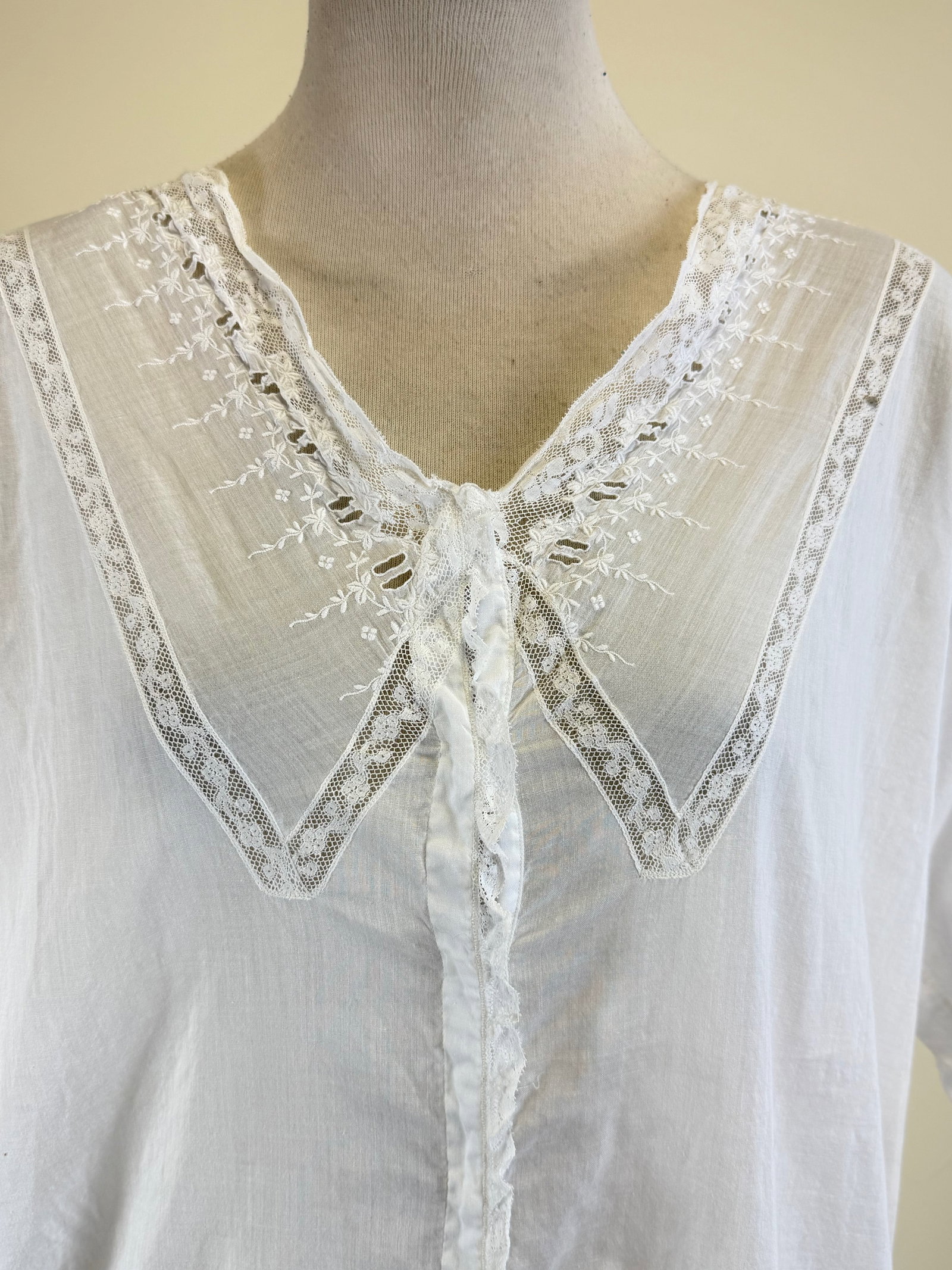 Antique c. 1900 Cotton Mull Wrapper - 4