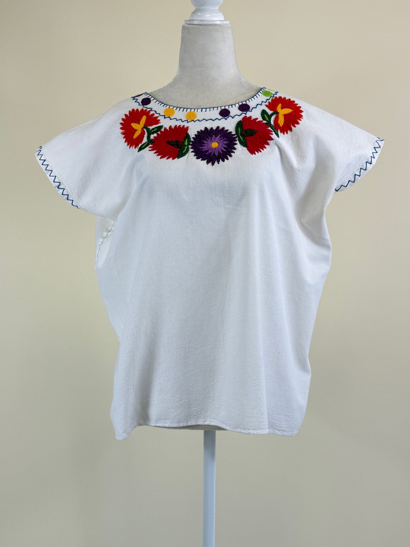 Embroidered Cotton Tourist Trade Blouse: B/W 46", good condition, see photos