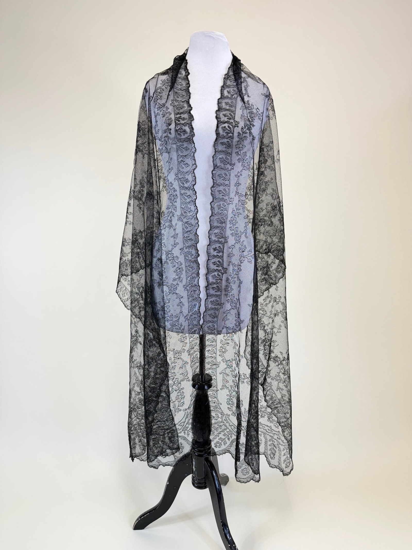 Antique 1870s-1880s Chantilly Lace Shawl (1 of 6)