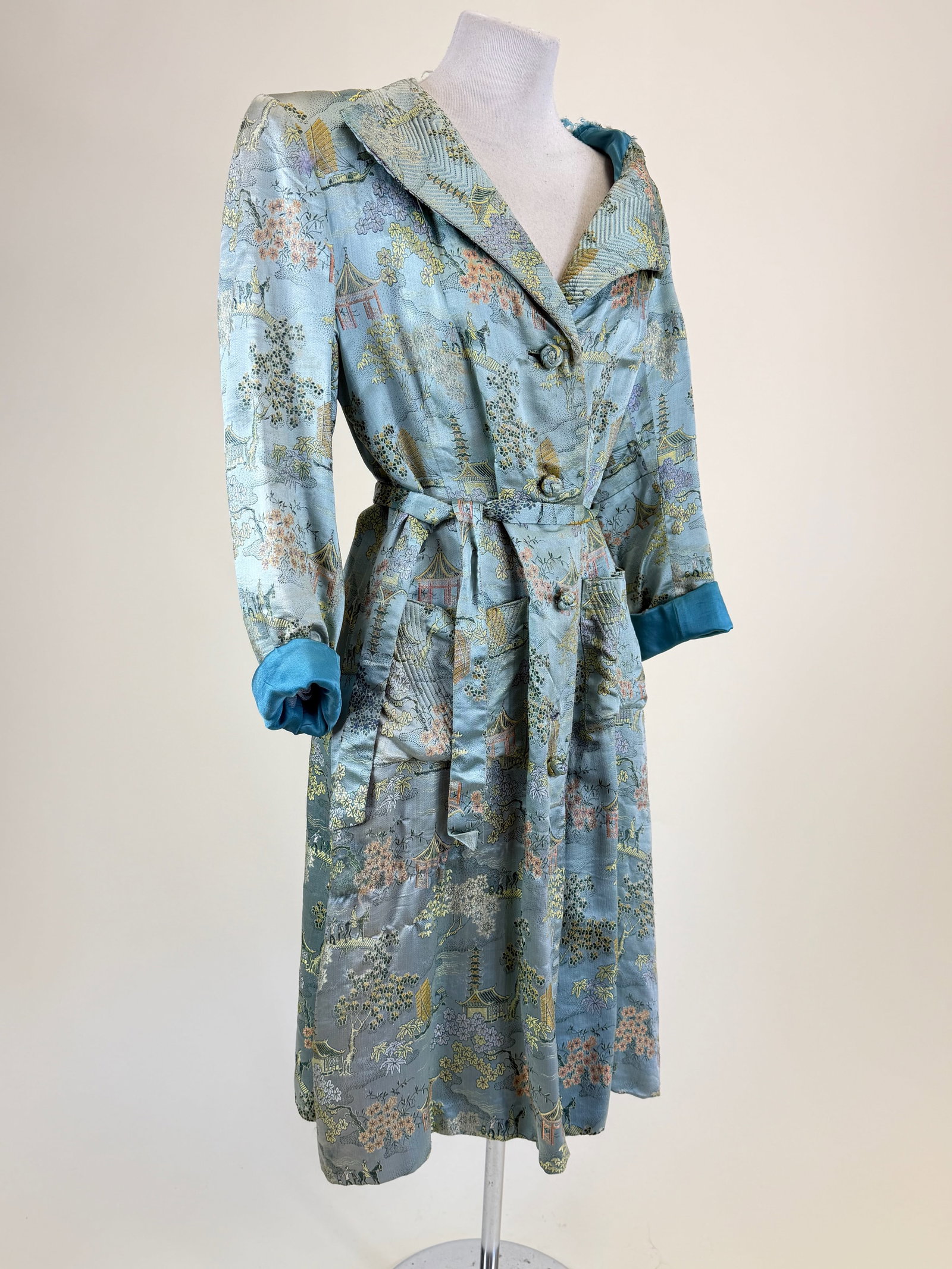 Vintage 1940s Patterned Silk Export Robe: B 38", W 35", damage to left SH & 1 loose button, see photos