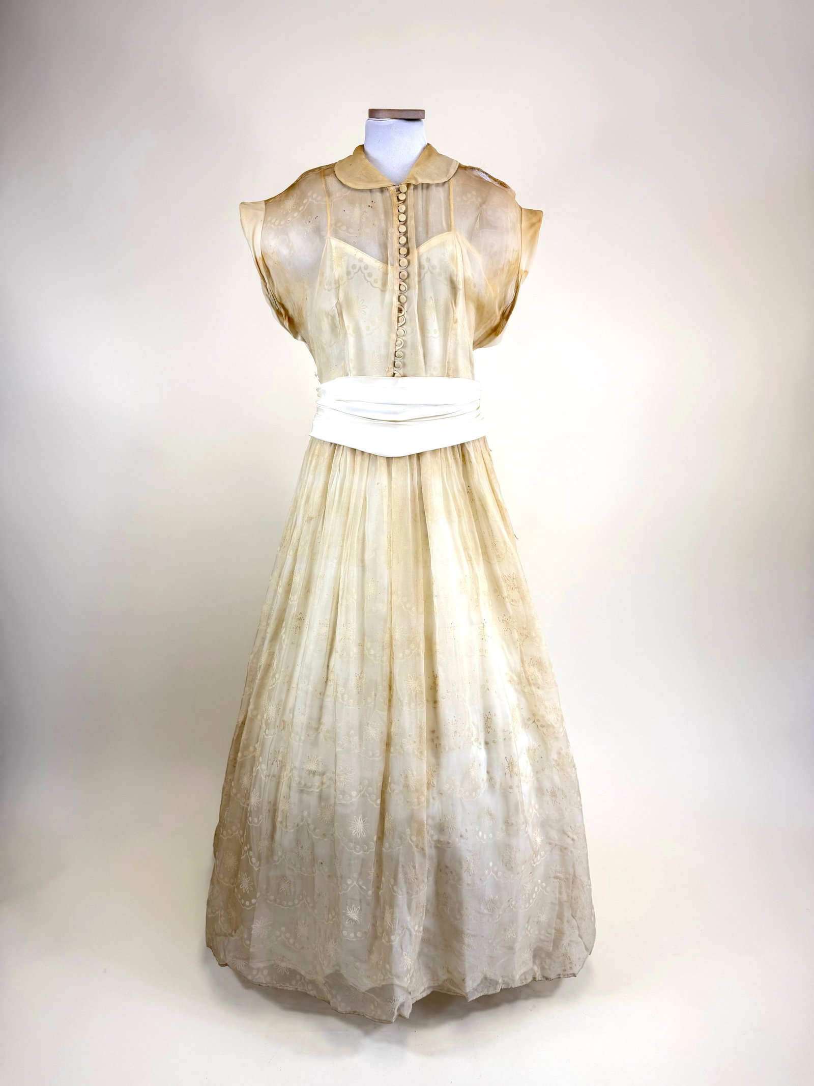 VINTAGE EARLY 1940s FLOCKED GAUZE EVENING GOWN (1 of 8)